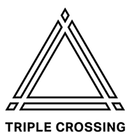 Logotipo de Triple Crossing: forma de triángulo con el texto triple cruz en la parte inferior.