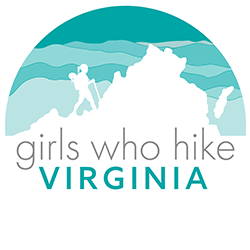 Chicas que hacen senderismo en Virginia
