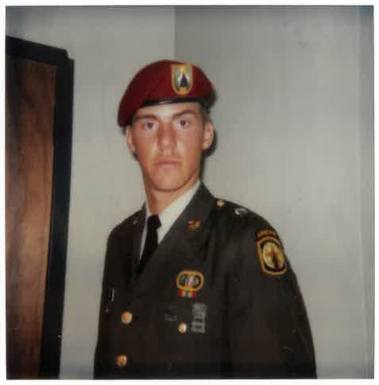 Una foto antigua de un joven con uniforme del Ejército.
