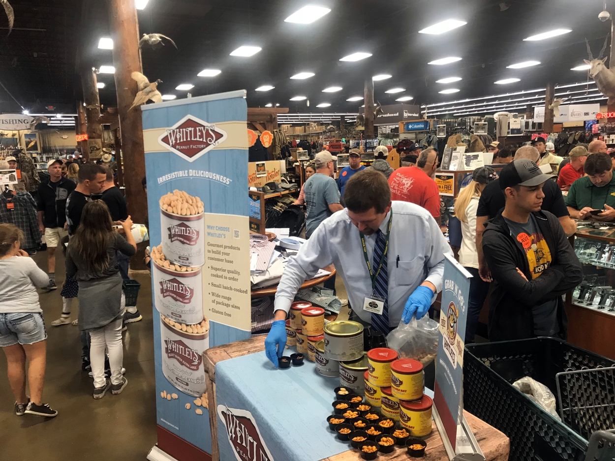 Una imagen del interior del lugar, hay mucha gente y una gran cantidad de vendedores presentes