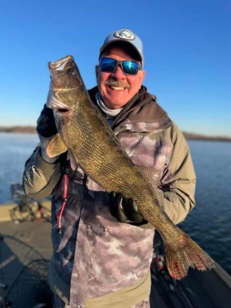 Un pescador sosteniendo un pez