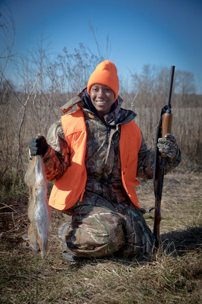 Una imagen de uno de los jóvenes cazadores y un conejo que mató