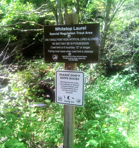 Un cartel que pide a los visitantes que se abstengan de mover rocas.