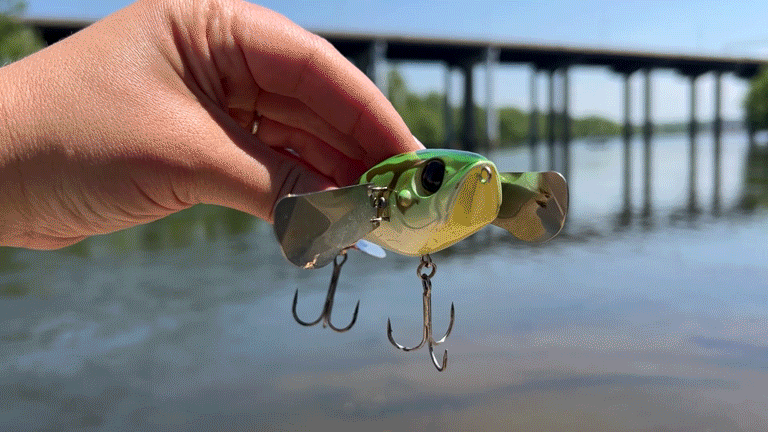Un breve video de alguien sosteniendo un eficaz rastreador de agua superficial