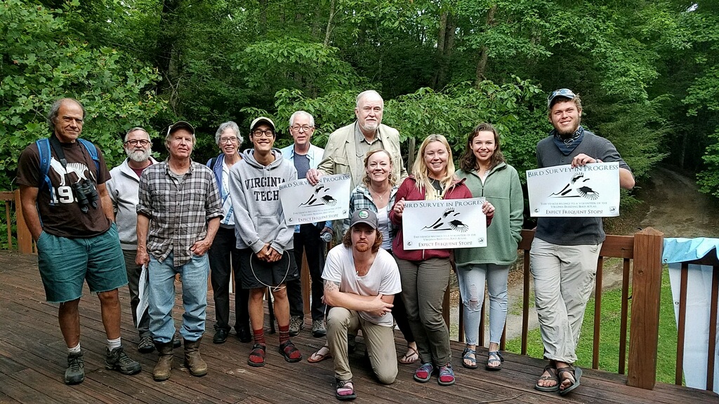 Hungy Mother Rally Crew 2019 posando para una foto de grupo