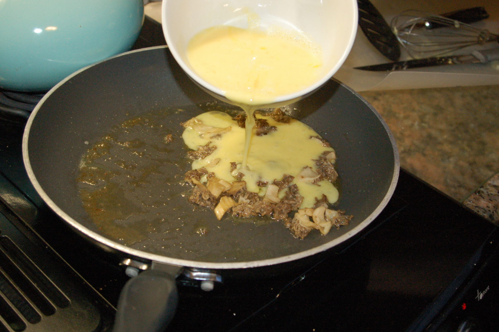 Una imagen de huevos que se agregan a las colmenillas, ya que saben muy bien juntas.